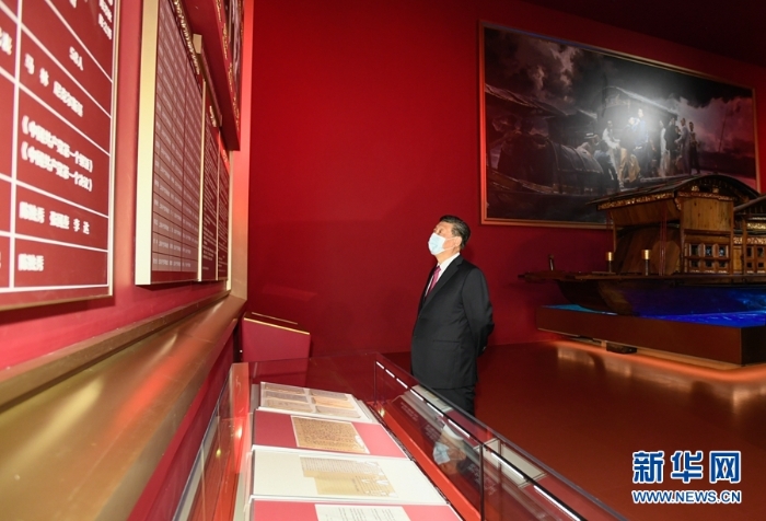 6月18日，黨和國家領(lǐng)導人習近平、李克強、栗戰(zhàn)書、汪洋、王滬寧、趙樂際、韓正、王岐山等在中國共產(chǎn)黨歷史展覽館參觀“‘不忘初心、牢記使命’中國共產(chǎn)黨歷史展覽”。這是習近平在參觀展覽。新華社記者 李學仁 攝