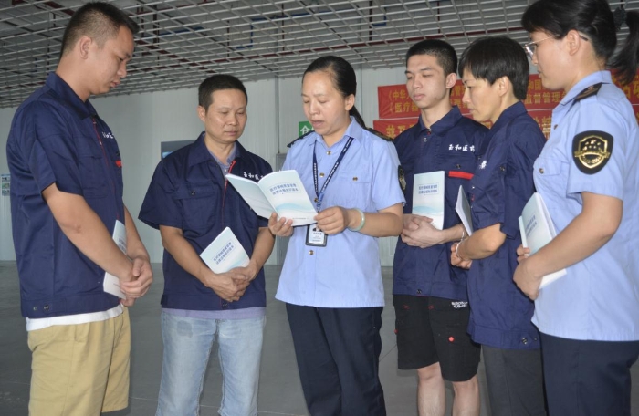 圖為該局執(zhí)法人員在向藥品經營單位工作人員進行宣貫。