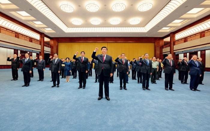 2021年6月18日，黨和國(guó)家領(lǐng)導(dǎo)人習(xí)近平、李克強(qiáng)、栗戰(zhàn)書、汪洋、王滬寧、趙樂(lè)際、韓正、王岐山等在中國(guó)共產(chǎn)黨歷史展覽館參觀“‘不忘初心、牢記使命’中國(guó)共產(chǎn)黨歷史展覽”。這是參觀結(jié)束后，習(xí)近平帶領(lǐng)黨員領(lǐng)導(dǎo)同志一起重溫入黨誓詞。 新華社記者 李學(xué)仁/攝