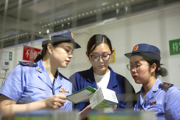圖為該局執(zhí)法人員對(duì)特殊藥品庫(kù)存情況進(jìn)行現(xiàn)場(chǎng)核查。