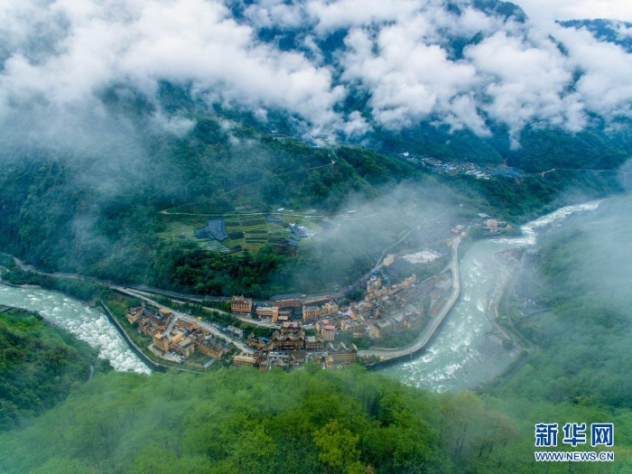 云霧繚繞的云南貢山獨(dú)龍族怒族自治縣獨(dú)龍江鄉(xiāng)（2019年4月16日攝，無(wú)人機(jī)照片）。新華社記者 江文耀 攝