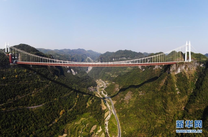 湖南湘西矮寨特大懸索橋（2019年10月1日攝，無(wú)人機(jī)照片）。新華社記者 陳思汗 攝