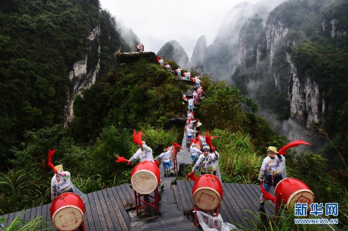 在湖南湘西土家族苗族自治州吉首市德夯天問(wèn)臺(tái)，苗族演員在表演苗鼓舞（2018年10月20日攝）。新華社發(fā)（姚方 攝）