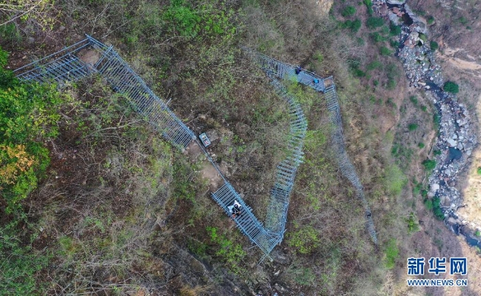 在四川省涼山彝族自治州昭覺(jué)縣阿土列爾村的懸崖鋼梯上，村民沿著鋼梯下山（2020年5月13日攝，無(wú)人機(jī)照片）。新華社記者 王曦 攝