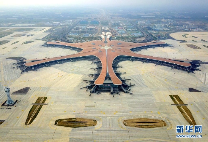 北京大興國(guó)際機(jī)場(chǎng)航站樓（2019年6月25日攝，無(wú)人機(jī)照片）。新華社記者 張晨霖 攝