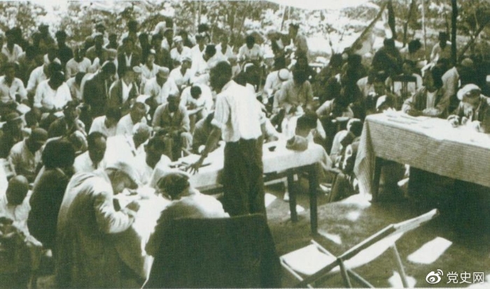 　1947年7月17日至9月13日，全國土地會議在河北西柏坡召開。劉少奇主持會議并在會上作報(bào)告。