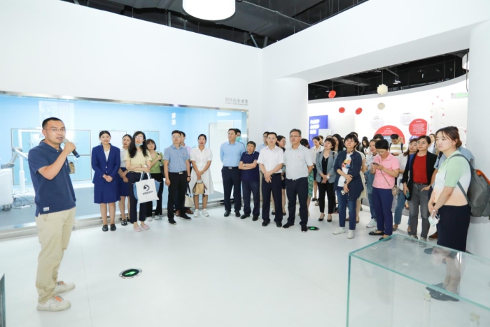 器審中心的審評員在給參觀人員介紹部分醫(yī)療器械產(chǎn)品。