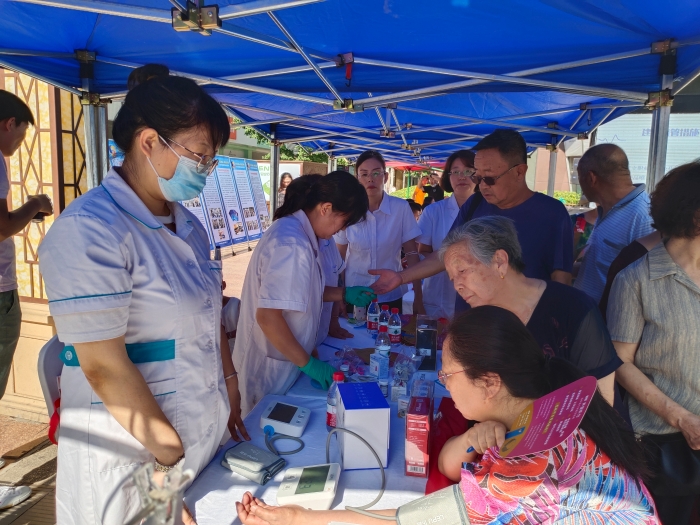 圖為甘肅省“醫(yī)療器械安全宣傳周”主題宣傳展覽活動(dòng)專家咨詢現(xiàn)場(chǎng)