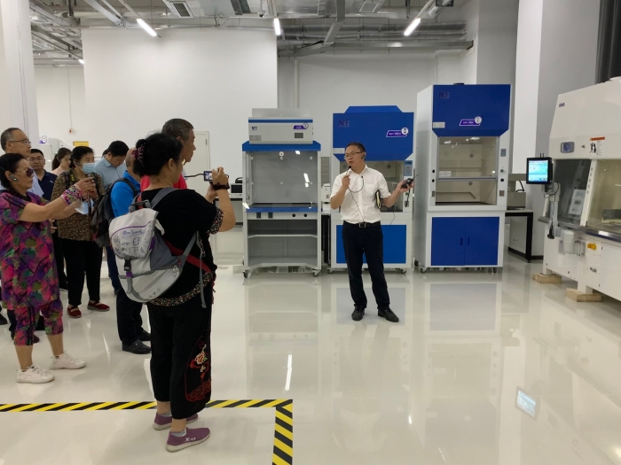 圖為社會公眾在企業(yè)展廳參觀。（齊桂榕 攝）