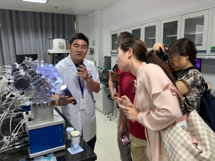 圖為檢驗院工作人員介紹心臟瓣膜質(zhì)量檢測過程。（齊桂榕 攝）