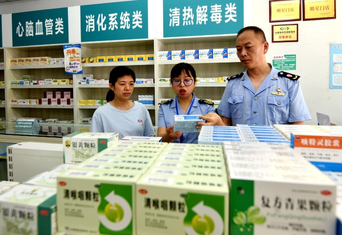 圖為執(zhí)法人員在一家藥店檢查。
