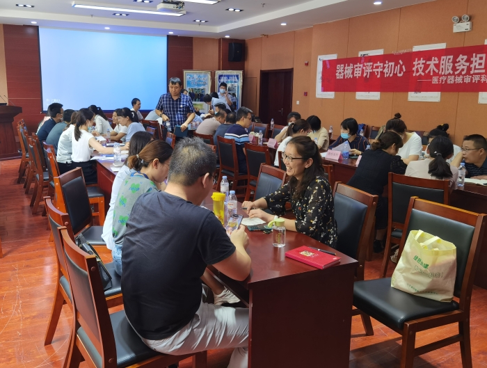 圖為醫(yī)療器械生產(chǎn)企業(yè)與中心工作人員面對面交流咨詢。
