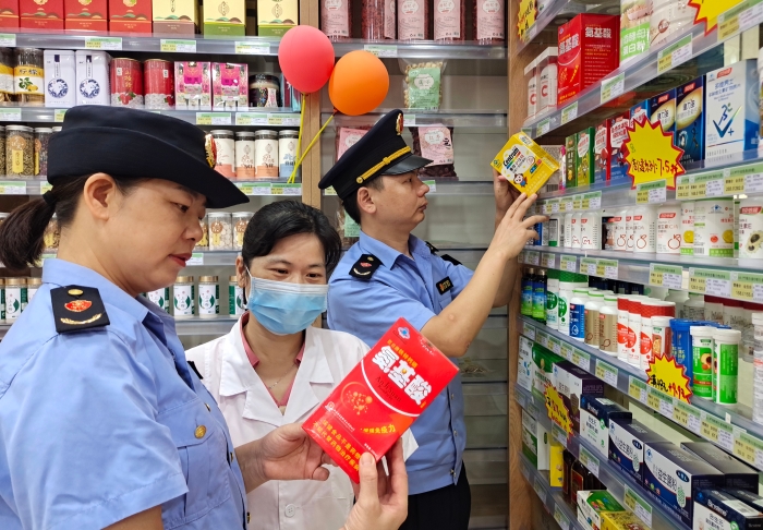 圖為7月26日?qǐng)?zhí)法人員檢查保健食品標(biāo)簽標(biāo)識(shí)。