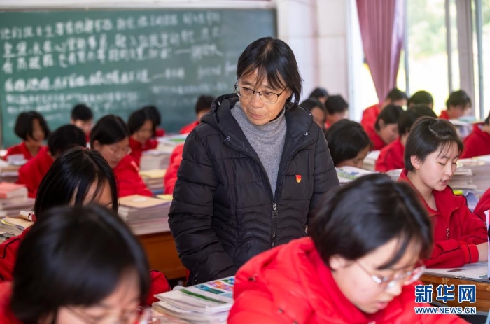 張桂梅（中）在教室里檢查學(xué)生上課情況（2020年12月1日攝）?！⌒氯A社記者 陳欣波 攝