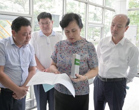 圖為臨沂市市場監(jiān)管局局長黃杰（右一）等陪同中國科學(xué)院院士陳子江（右二）調(diào)研指導(dǎo)臨沂市藥物警戒工作。臨沂市市場監(jiān)管局供圖