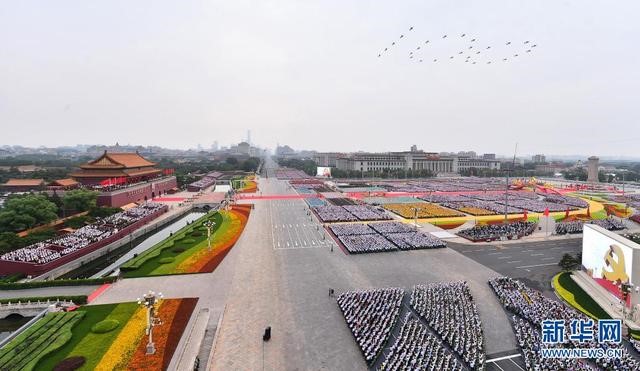 7月1日上午，慶祝中國共產(chǎn)黨成立100周年大會(huì)在北京天安門廣場(chǎng)隆重舉行。這是大會(huì)開始前的飛行慶祝表演。新華社記者 李賀 攝