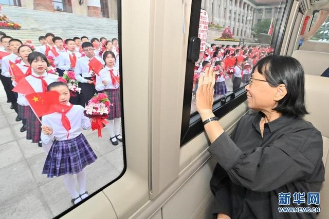 6月29日，慶祝中國共產(chǎn)黨成立100周年“七一勛章”頒授儀式在北京人民大會(huì)堂金色大廳隆重舉行。這是“七一勛章”獲得者張桂梅向青少年致意。新華社記者 岳月偉 攝