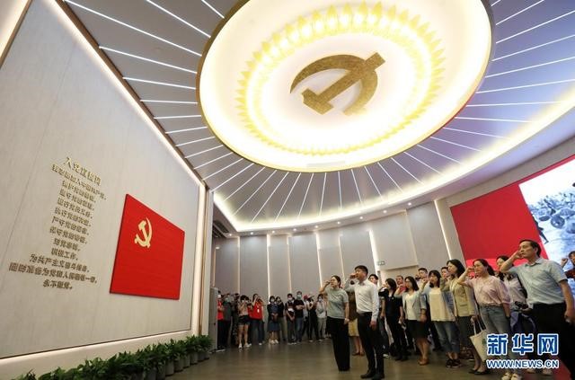 6月3日，黨員在全新開館的上海中共一大紀(jì)念館里重溫入黨誓詞。新華社記者 劉穎 攝