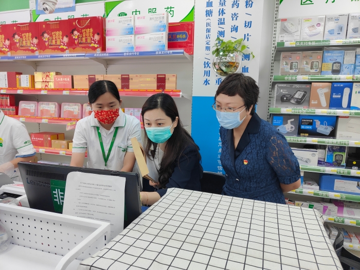 圖為監(jiān)管人員在藥店檢查。（江蘇省藥監(jiān)局供圖）