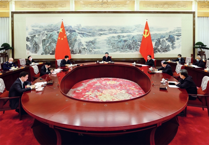 2020年12月24日至25日，中共中央政治局召開民主生活會(huì)，中共中央總書記習(xí)近平主持會(huì)議并發(fā)表重要講話?！⌒氯A社記者 鞠鵬/攝