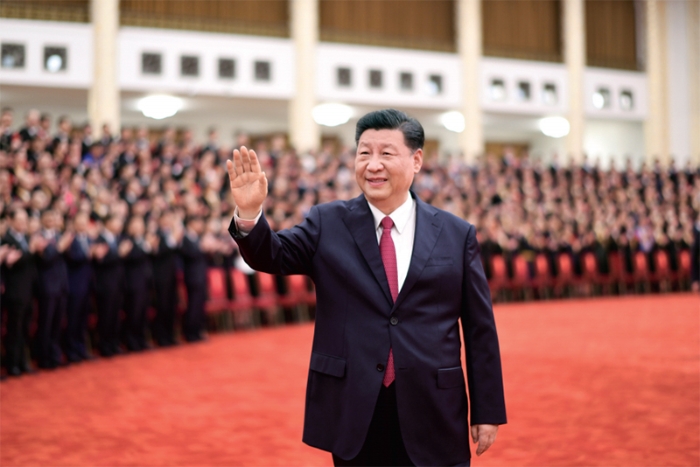 2021年6月29日，慶祝中國(guó)共產(chǎn)黨成立100周年“七一勛章”頒授儀式在北京人民大會(huì)堂金色大廳隆重舉行。這是習(xí)近平在頒授儀式前會(huì)見全國(guó)“兩優(yōu)一先”表彰對(duì)象時(shí)，向大家揮手致意。　新華社記者 謝環(huán)馳/攝