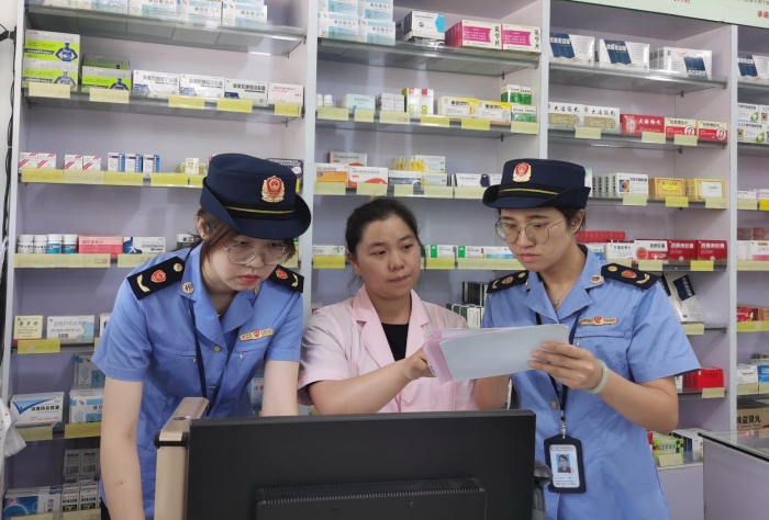 圖為該局執(zhí)法人員正在一家涉網(wǎng)藥店內(nèi)檢查其藥品網(wǎng)售情況。