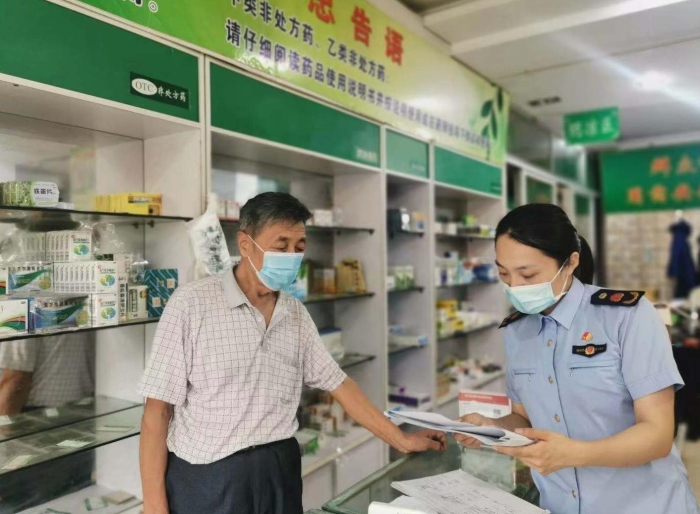 圖為執(zhí)法人員對轄區(qū)內(nèi)零售藥店的四類藥品銷售情況進行突擊檢查。