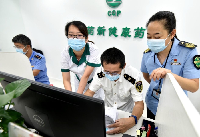 圖為執(zhí)法人員對藥品零售單位銷售藥品后留存的處方和電子檔案進行核查。