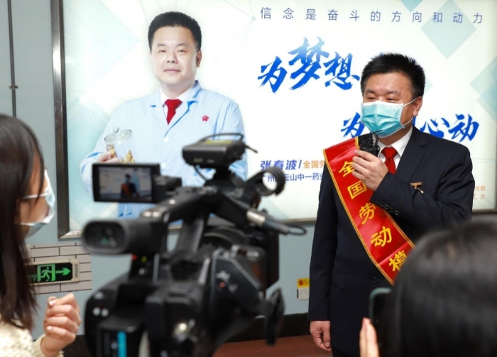 全國勞動(dòng)模范張春波接受采訪