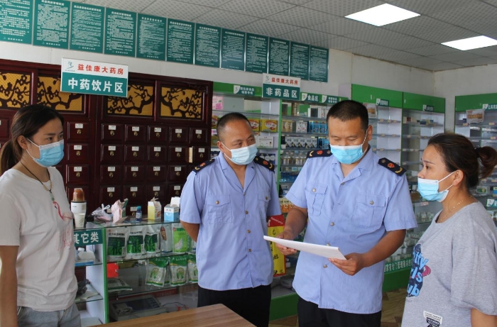 圖為該局執(zhí)法人員在張市鎮(zhèn)一家藥店檢查防疫措施落實情況。