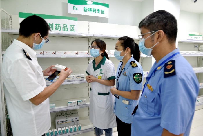 圖為執(zhí)法人員在一家藥店檢查。