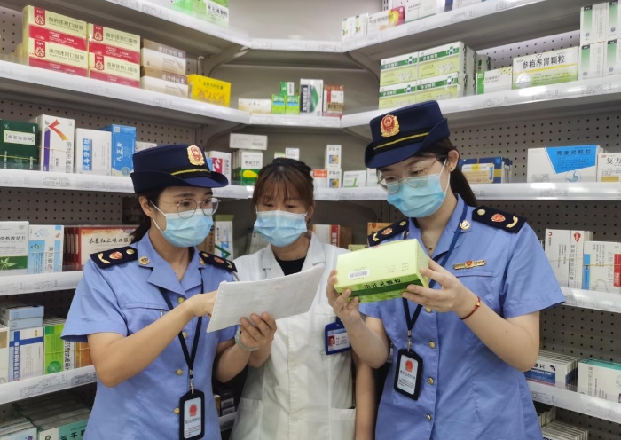 圖為該局執(zhí)法人員對(duì)一家藥店的感冒藥進(jìn)行檢查。