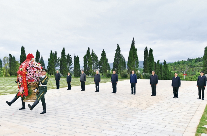 2021年4月25日至27日，中共中央總書記、國家主席、中央軍委主席習近平在廣西考察。這是25日上午，習近平在位于桂林市全州縣的紅軍長征湘江戰(zhàn)役紀念園，向湘江戰(zhàn)役紅軍烈士敬獻花籃。 新華社記者 謝環(huán)馳/攝