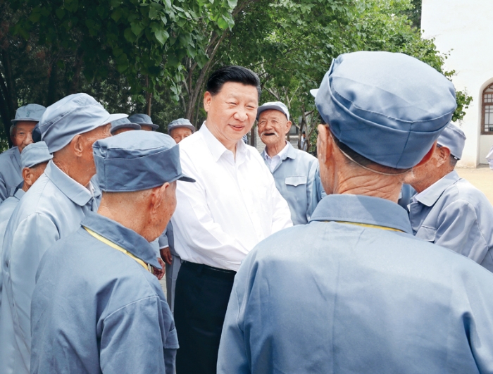 2017年6月21日至23日，中共中央總書記、國家主席、中央軍委主席習近平在山西考察。這是6月21日上午，習近平在呂梁市興縣晉綏軍區(qū)司令部舊址同晉綏邊區(qū)老戰(zhàn)士老同志代表親切交談。 新華社記者 龐興雷/攝
