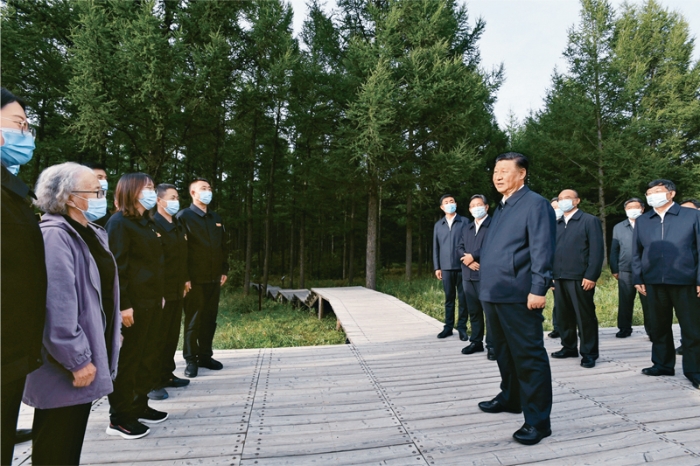 2021年8月23日至24日，中共中央總書記、國家主席、中央軍委主席習近平在河北省承德市考察。這是23日下午，習近平在塞罕壩機械林場尚海紀念林考察時，同林場職工代表親切交流。 新華社記者 李學仁/攝
