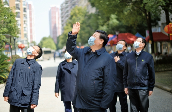 2020年3月10日，中共中央總書記、國家主席、中央軍委主席習近平專門赴湖北省武漢市考察新冠肺炎疫情防控工作。這是習近平在東湖新城社區(qū)考察時，向在家隔離居住的居民揮手致意、表示慰問。 新華社記者 謝環(huán)馳/攝