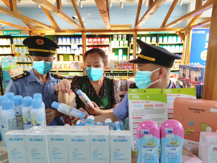 圖為執(zhí)法人員檢查化妝品專柜。