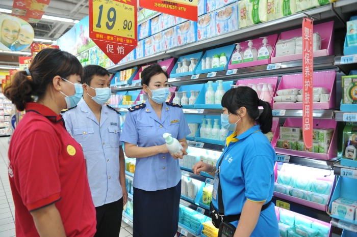 圖為執(zhí)法人員對化妝品進行檢查。