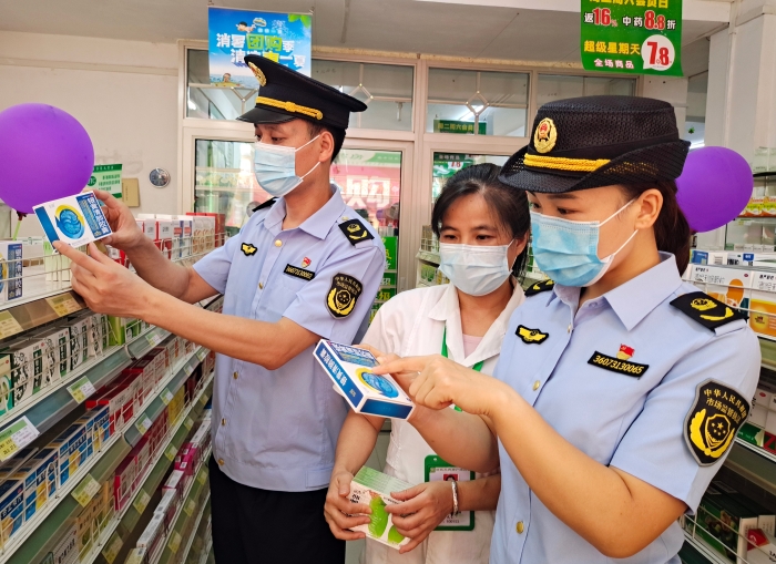 圖為9月6日?qǐng)?zhí)法人員在一家藥店檢查藥品零售情況。