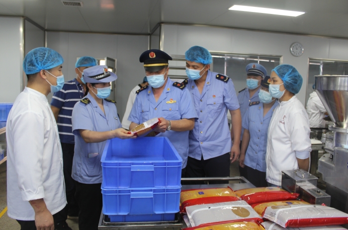 圖為執(zhí)法人員在一家月餅加工廠檢查原料質(zhì)量和進(jìn)貨渠道。