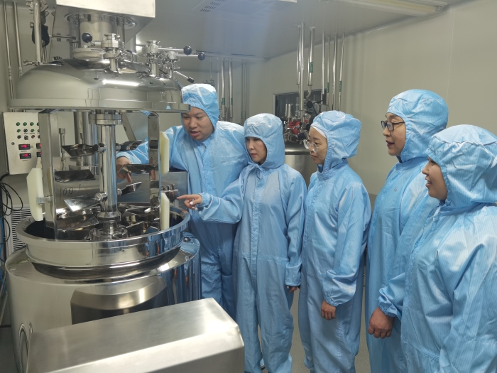 圖為該局執(zhí)法人員在一家企業(yè)化妝品生產(chǎn)車間檢查。