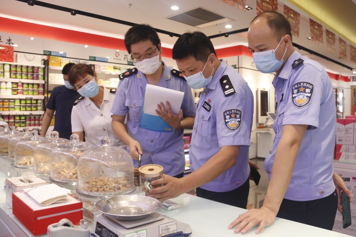 圖為檢查組在一家藥店檢查藥品進貨渠道、儲存、陳列和銷售等重點環(huán)節(jié)。