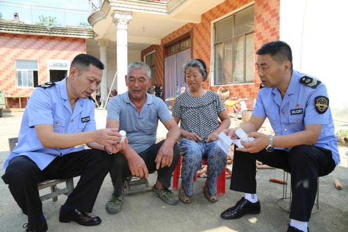 圖為該局會龍市場監(jiān)管所監(jiān)管人員向群眾宣傳安全用藥常識。