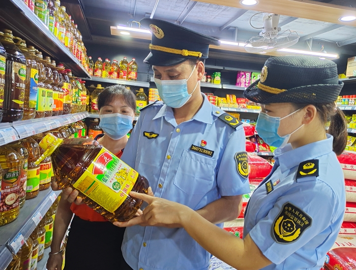 圖為該局執(zhí)法人員在一家超市檢查食用油。