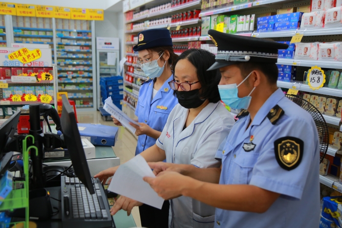 圖為該局琥珀所執(zhí)法人員在一家藥品零售店檢查。