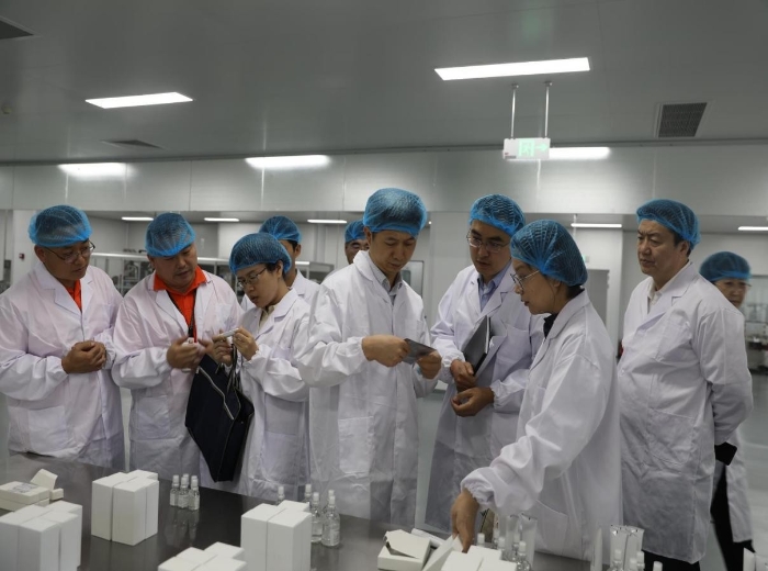 圖為山東省藥監(jiān)局率專家組在企業(yè)調(diào)研。