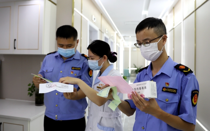 圖為該局執(zhí)法人員對一家醫(yī)療美容機(jī)構(gòu)的醫(yī)療器械進(jìn)行監(jiān)督檢查。