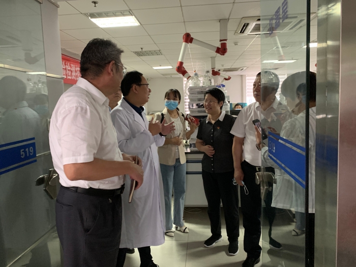 圖為與會(huì)人員參觀山東省食藥檢院實(shí)驗(yàn)室。（齊桂榕 攝）1