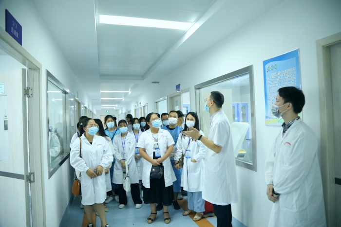 圖為市民代表參觀實(shí)驗室場所。