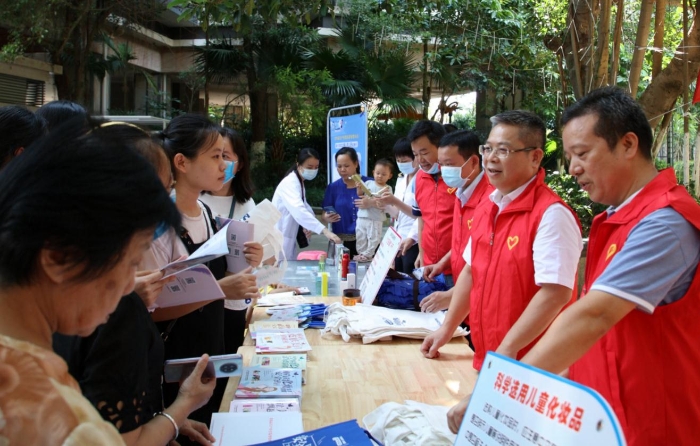 圖為廣西藥監(jiān)局黨組書記、局長黃?。ㄓ叶ьI(lǐng)監(jiān)管人員在為社區(qū)群眾宣講安全用藥知識。（程奇 攝）